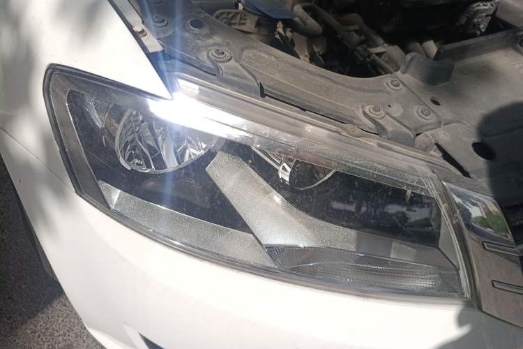 Used Volkswagen Gran Lavida 2013 1.6L Automatic Fashion Model Right Front Headlight