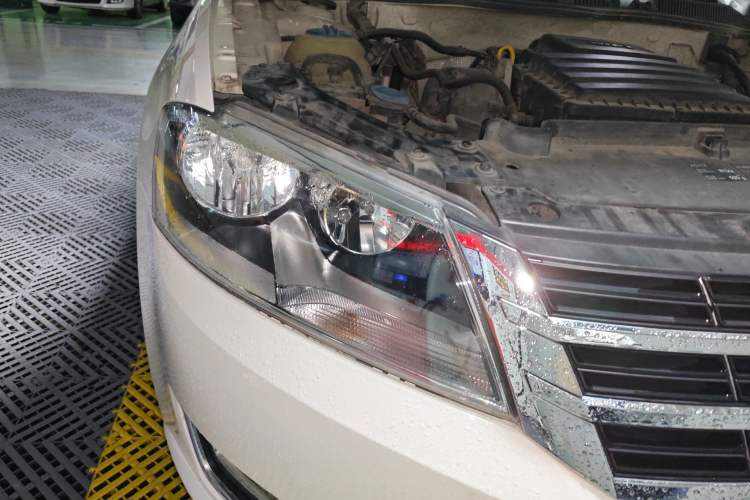 Used Volkswagen Gran Lavida 2013 1.6L Automatic Comfort Model Right Front Headlight