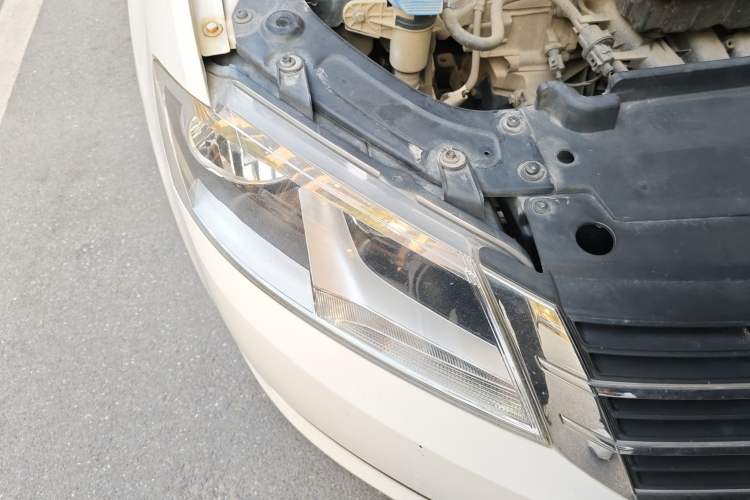 Used Volkswagen Gran Lavida 2013 1.6L Automatic Fashion Model Right Front Headlight