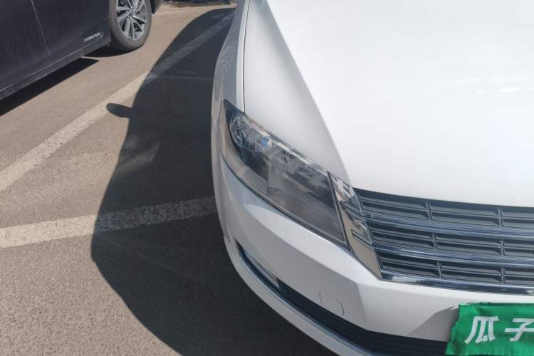 Used Volkswagen Gran Lavida 2013 1.6L Automatic Comfort Model Right Front Headlight