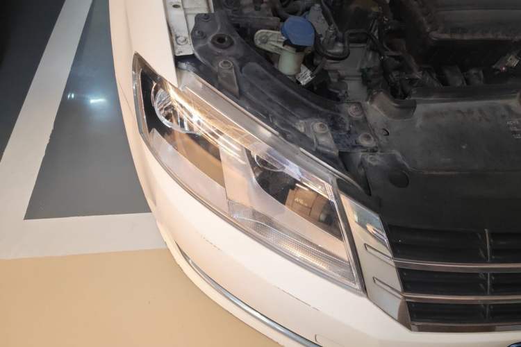 Used Volkswagen Gran Lavida 2013 1.6L Automatic Comfort Model Right Front Headlight