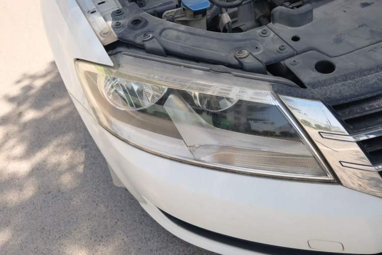 Used Volkswagen Gran Lavida 2013 1.6L Automatic Fashion Model Right Front Headlight