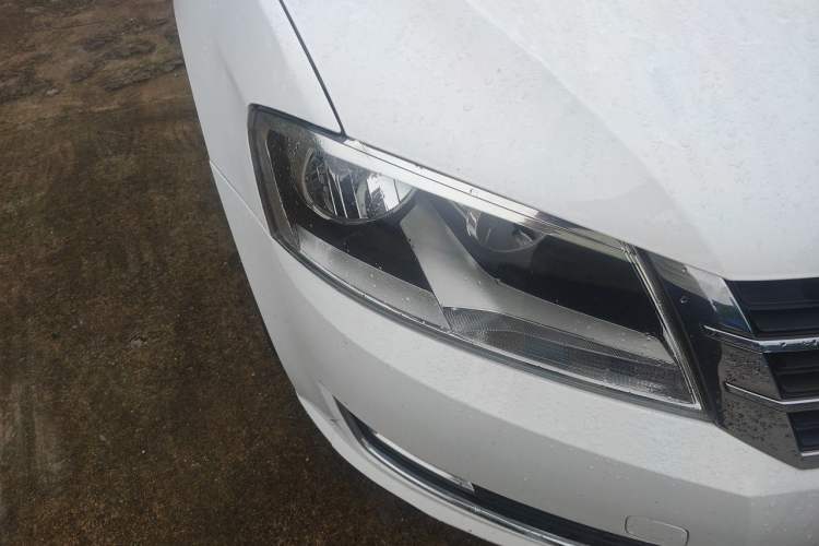 Used Volkswagen Gran Lavida 2013 1.6L Automatic Comfort Model Right Front Headlight