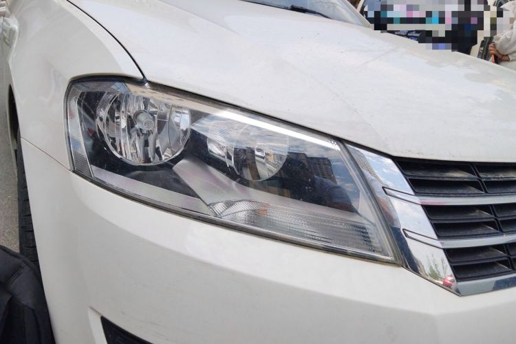 Used Volkswagen Gran Lavida 2013 1.6L Automatic Fashion Model Right Front Headlight