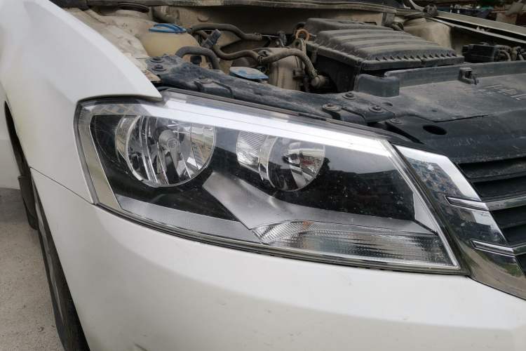 Used Volkswagen Gran Lavida 2013 1.6L Manual Fashion Model Right Front Headlight