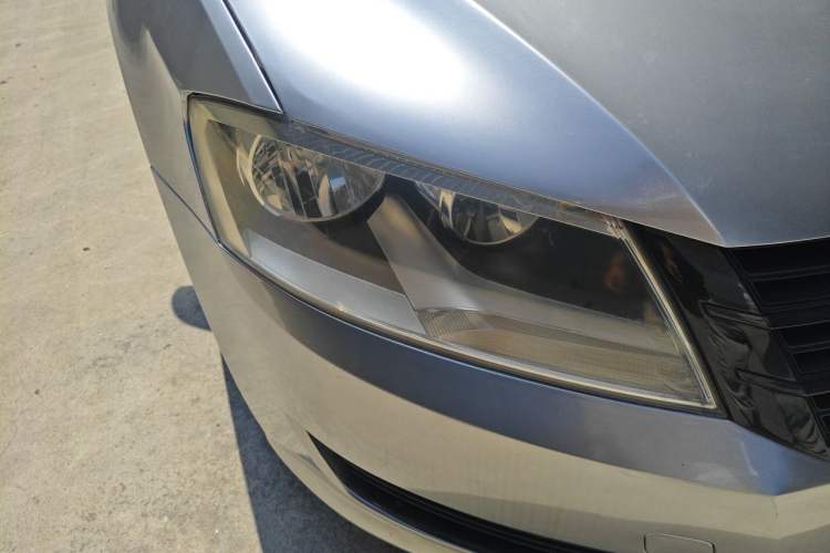 Used Volkswagen Gran Lavida 2013 1.6L Automatic Fashion Model Right Front Headlight