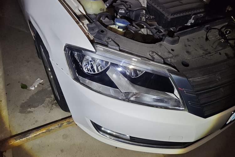Used Volkswagen Gran Lavida 2013 1.6L Automatic Comfort Model Right Front Headlight