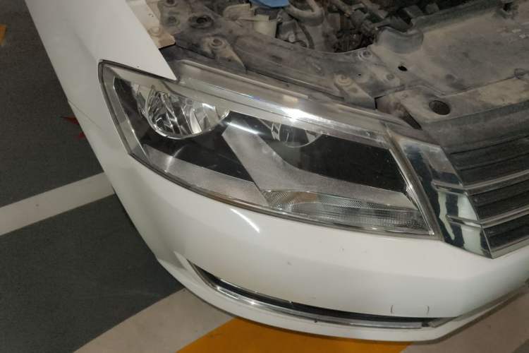 Used Volkswagen Gran Lavida 2013 1.6L Automatic Comfort Model Right Front Headlight