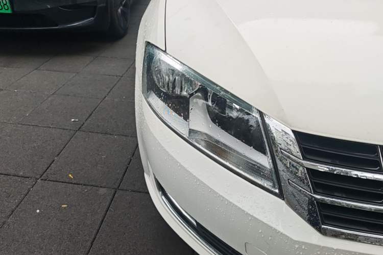 Used Volkswagen Gran Lavida 2013 1.4 TSI Automatic Comfort Model Right Front Headlight