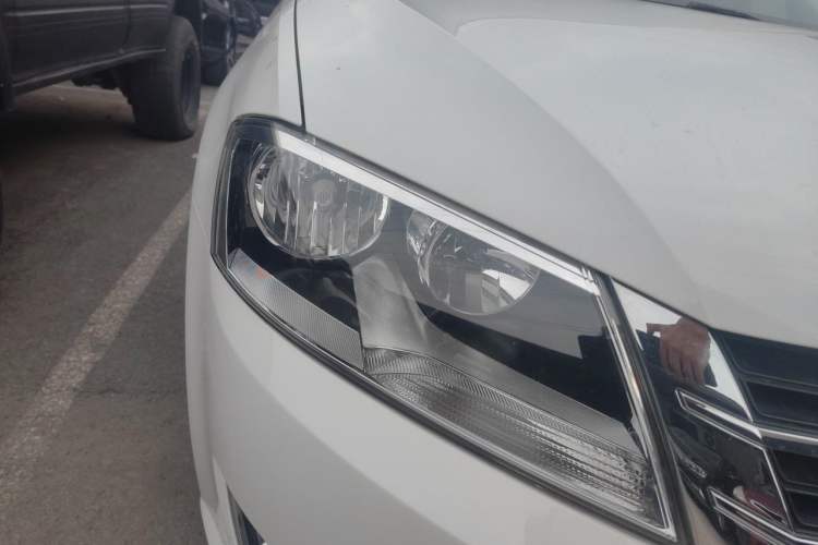 Used Volkswagen Gran Lavida 2013 1.4 TSI Automatic Comfort Model Right Front Headlight