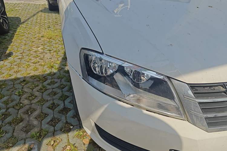 Used Volkswagen Gran Lavida 2013 1.6L Manual Fashion Model Right Front Headlight