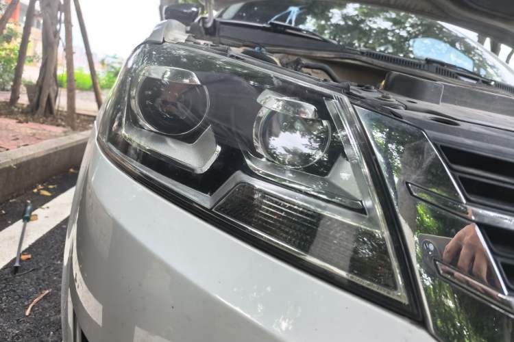 Used Volkswagen Gran Lavida 2013 1.6L Automatic Comfort Model Right Front Headlight