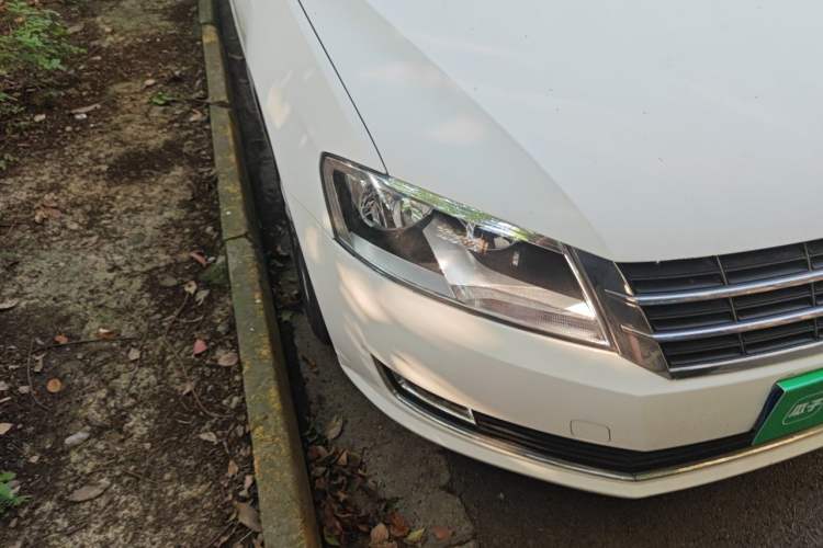 Used Volkswagen Gran Lavida 2013 1.6L Automatic Comfort Model Right Front Headlight