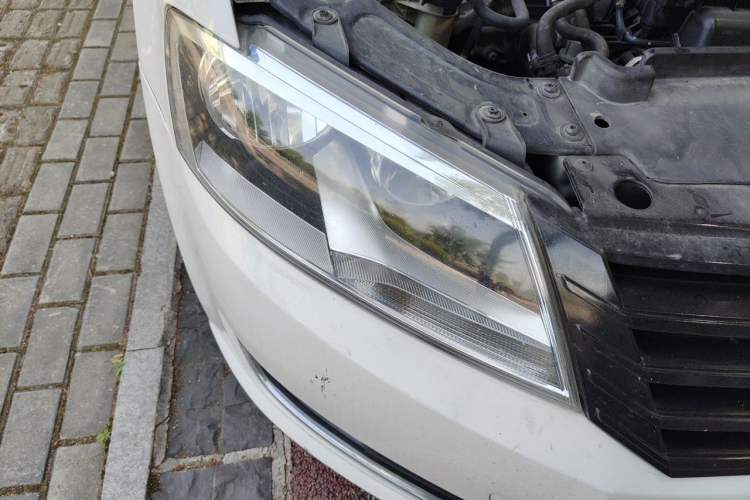 Used Volkswagen Gran Lavida 2013 1.4 TSI Automatic Comfort Model Right Front Headlight