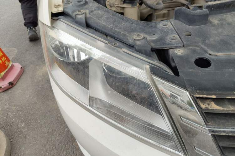 Used Volkswagen Gran Lavida 2013 1.6L Automatic Fashion Model Right Front Headlight