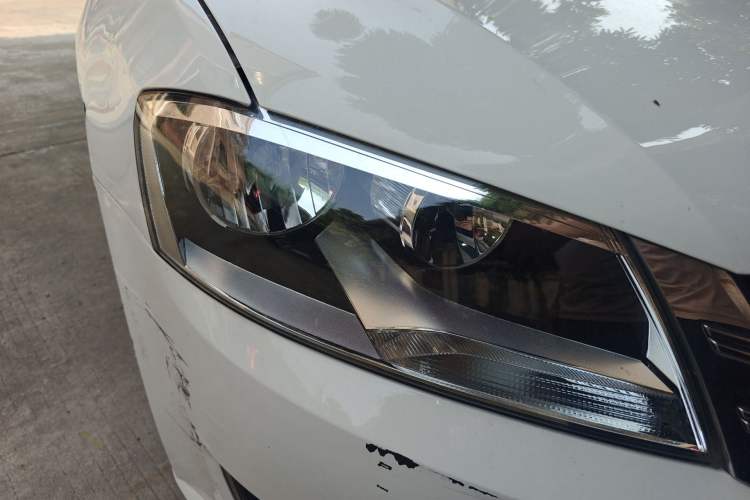 Used Volkswagen Gran Lavida 2013 1.6L Automatic Luxury Model Right Front Headlight