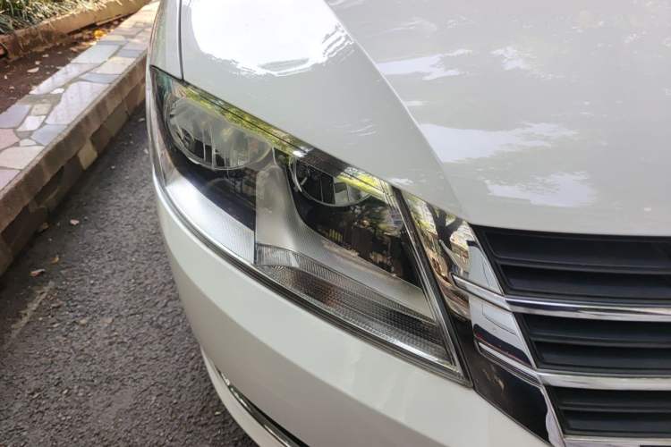 Used Volkswagen Gran Lavida 2013 1.6L Automatic Comfort Model Right Front Headlight