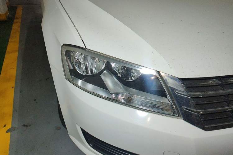 Used Volkswagen Gran Lavida 2013 1.6L Automatic Fashion Model Right Front Headlight