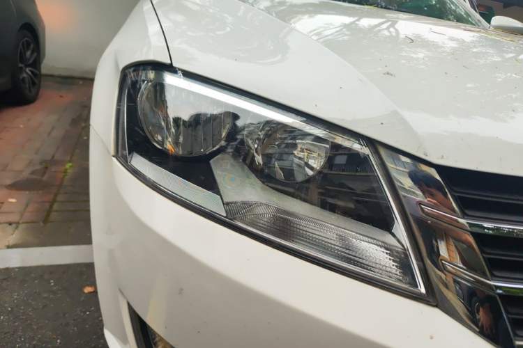 Used Volkswagen Gran Lavida 2013 1.6L Automatic Comfort Model Right Front Headlight