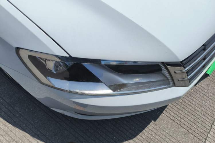Used Volkswagen Gran Lavida 2013 1.6L Automatic Fashion Model Right Front Headlight