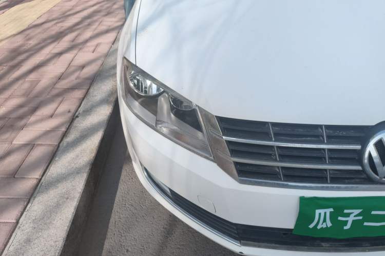 Used Volkswagen Gran Lavida 2013 1.4 TSI Automatic Comfort Model Right Front Headlight