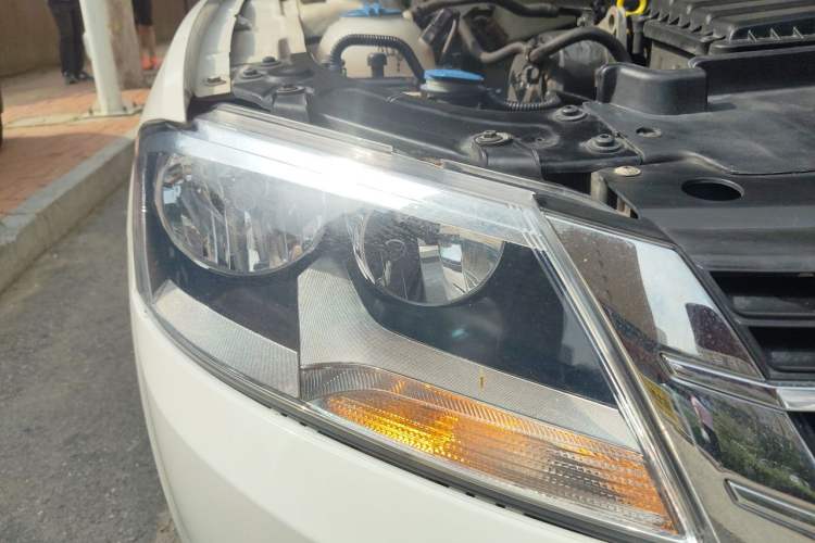 Used Volkswagen Gran Lavida 2013 1.6L Manual Comfort Model Right Front Headlight