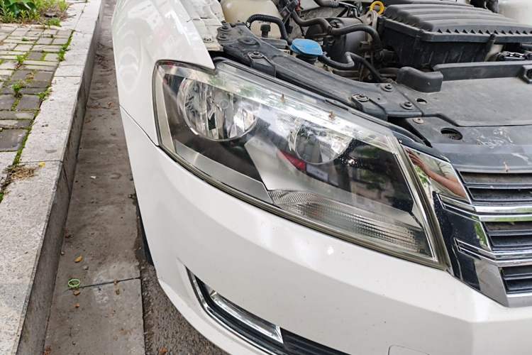Used Volkswagen Gran Lavida 2013 1.6L Automatic Luxury Model Right Front Headlight