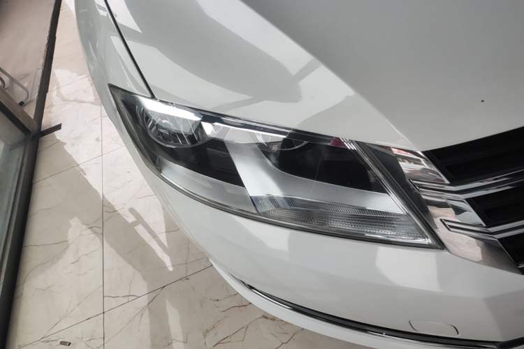 Used Volkswagen Gran Lavida 2013 1.6L Automatic Comfort Model Right Front Headlight