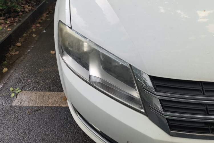 Used Volkswagen Gran Lavida 2013 1.6L Automatic Comfort Model Right Front Headlight