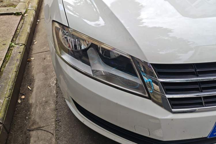 Used Volkswagen Gran Lavida 2013 1.6L Automatic Fashion Model Right Front Headlight