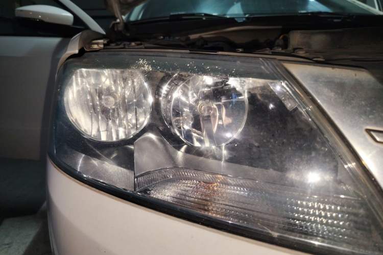 Used Volkswagen Gran Lavida 2013 1.6L Automatic Fashion Model Right Front Headlight