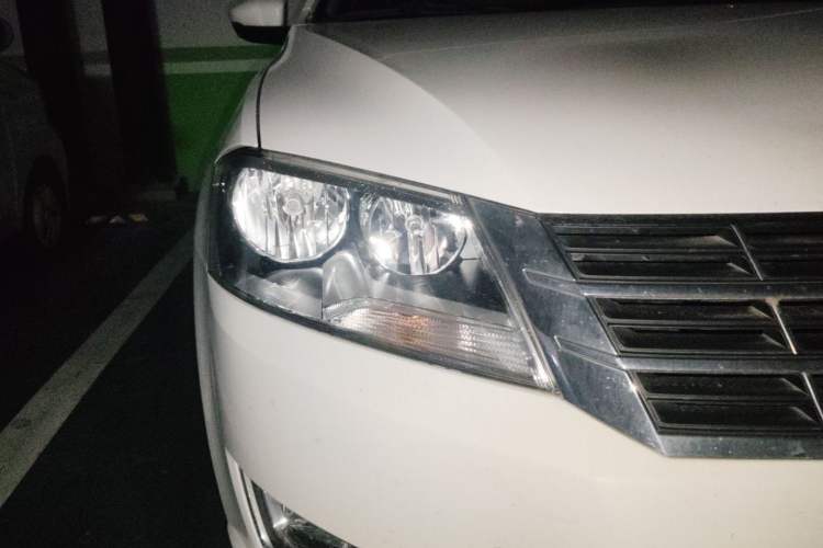 Used Volkswagen Gran Lavida 2013 1.6L Automatic Comfort Model Right Front Headlight