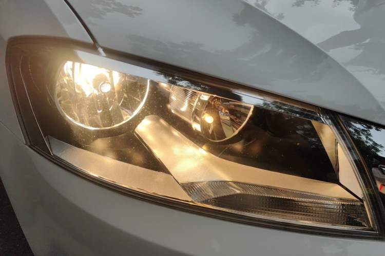 Used Volkswagen Gran Lavida 2013 1.6L Automatic Fashion Model Right Front Headlight