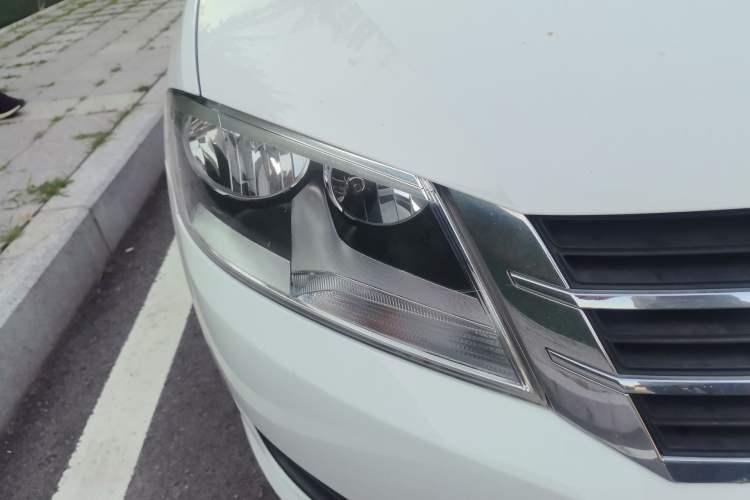 Used Volkswagen Gran Lavida 2013 1.6L Automatic Fashion Model Right Front Headlight