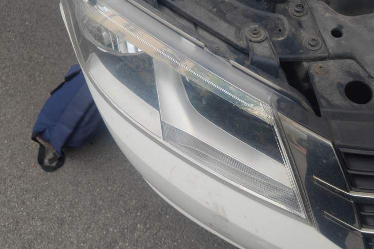 Used Volkswagen Gran Lavida 2013 1.6L Automatic Fashion Model Right Front Headlight