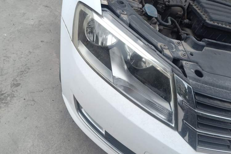 Used Volkswagen Gran Lavida 2013 1.6L Manual Comfort Model Right Front Headlight