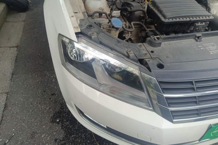 Used Volkswagen Gran Lavida 2013 1.6L Manual Fashion Model Right Front Headlight