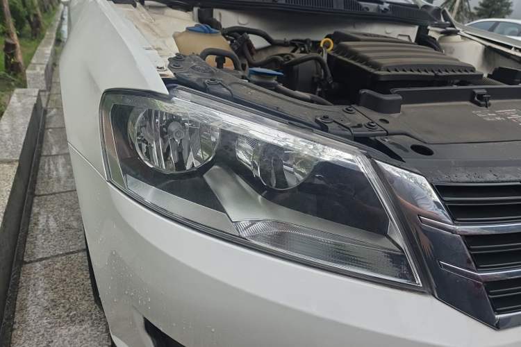 Used Volkswagen Gran Lavida 2013 1.6L Manual Fashion Model Right Front Headlight
