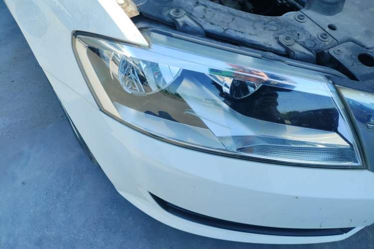 Used Volkswagen Gran Lavida 2013 1.6L Automatic Fashion Model Right Front Headlight