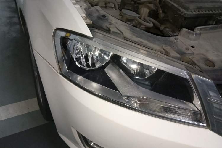 Used Volkswagen Gran Lavida 2013 1.6L Automatic Comfort Model Right Front Headlight