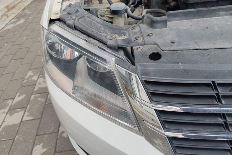 Used Volkswagen Gran Lavida 2013 1.6L Automatic Fashion Model Right Front Headlight