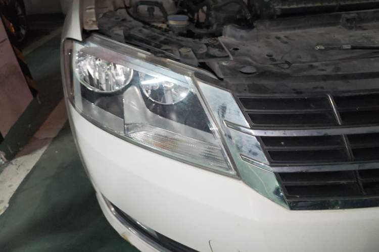 Used Volkswagen Gran Lavida 2013 1.6L Automatic Comfort Model Right Front Headlight