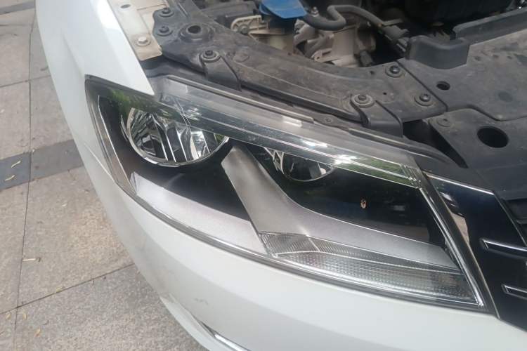 Used Volkswagen Gran Lavida 2013 1.6L Automatic Comfort Model Right Front Headlight