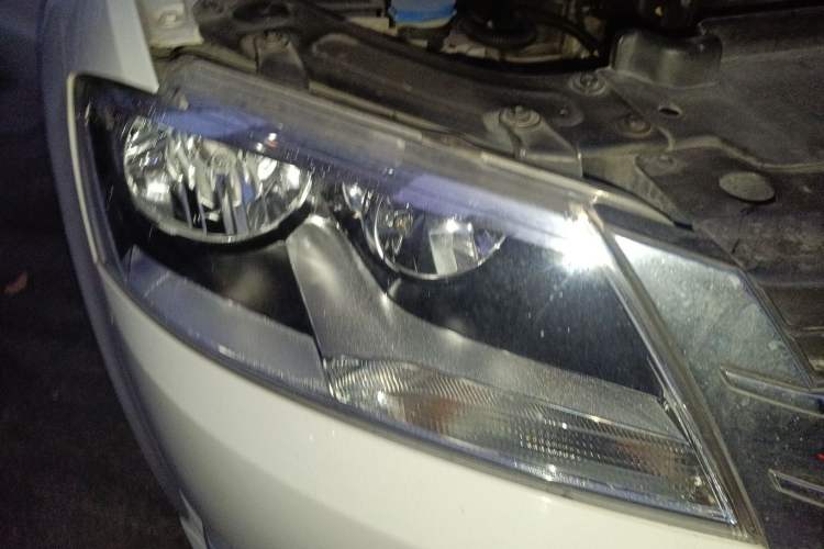 Used Volkswagen Gran Lavida 2013 1.6L Manual Comfort Model Right Front Headlight