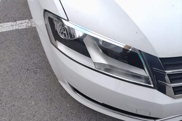 Used Volkswagen Gran Lavida 2013 1.6L Automatic Comfort Model Right Front Headlight