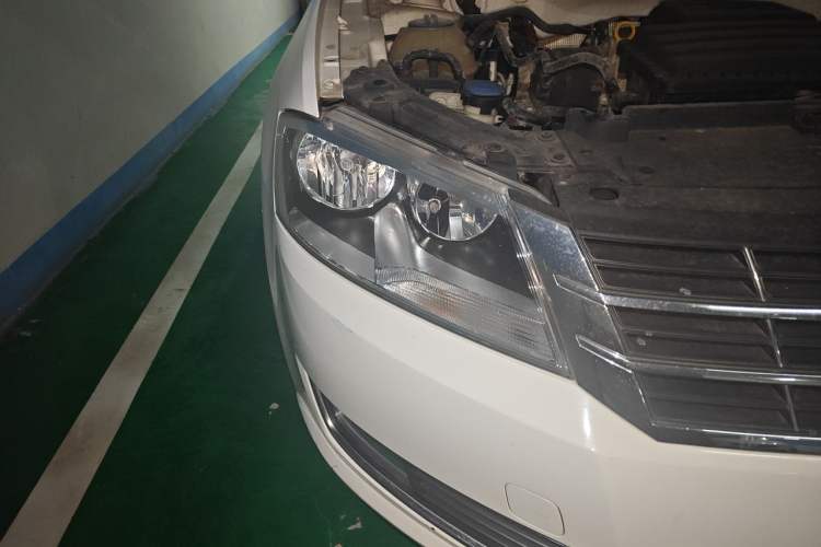 Used Volkswagen Gran Lavida 2013 1.6L Automatic Comfort Model Right Front Headlight
