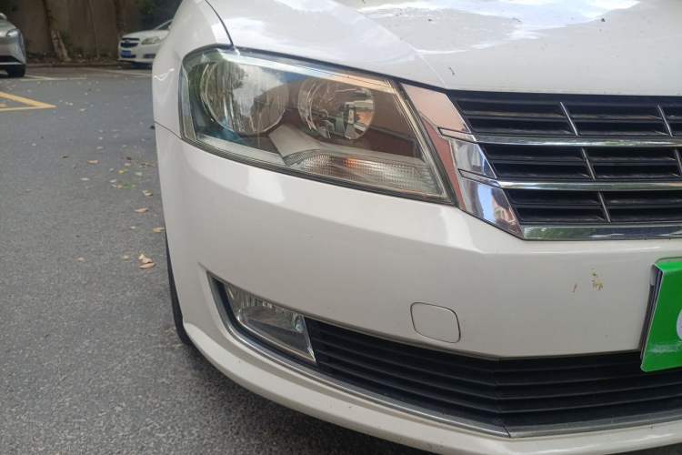 Used Volkswagen Gran Lavida 2013 1.4 TSI Automatic Comfort Model Right Front Headlight
