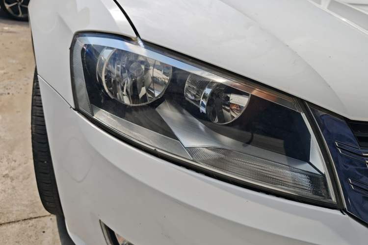 Used Volkswagen Gran Lavida 2013 1.6L Automatic Luxury Model Right Front Headlight