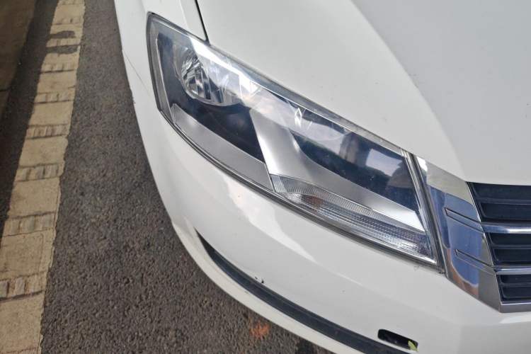 Used Volkswagen Gran Lavida 2013 1.6L Automatic Fashion Model Right Front Headlight