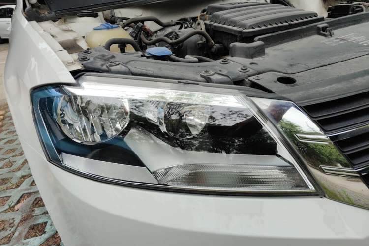 Used Volkswagen Gran Lavida 2013 1.6L Automatic Fashion Model Right Front Headlight